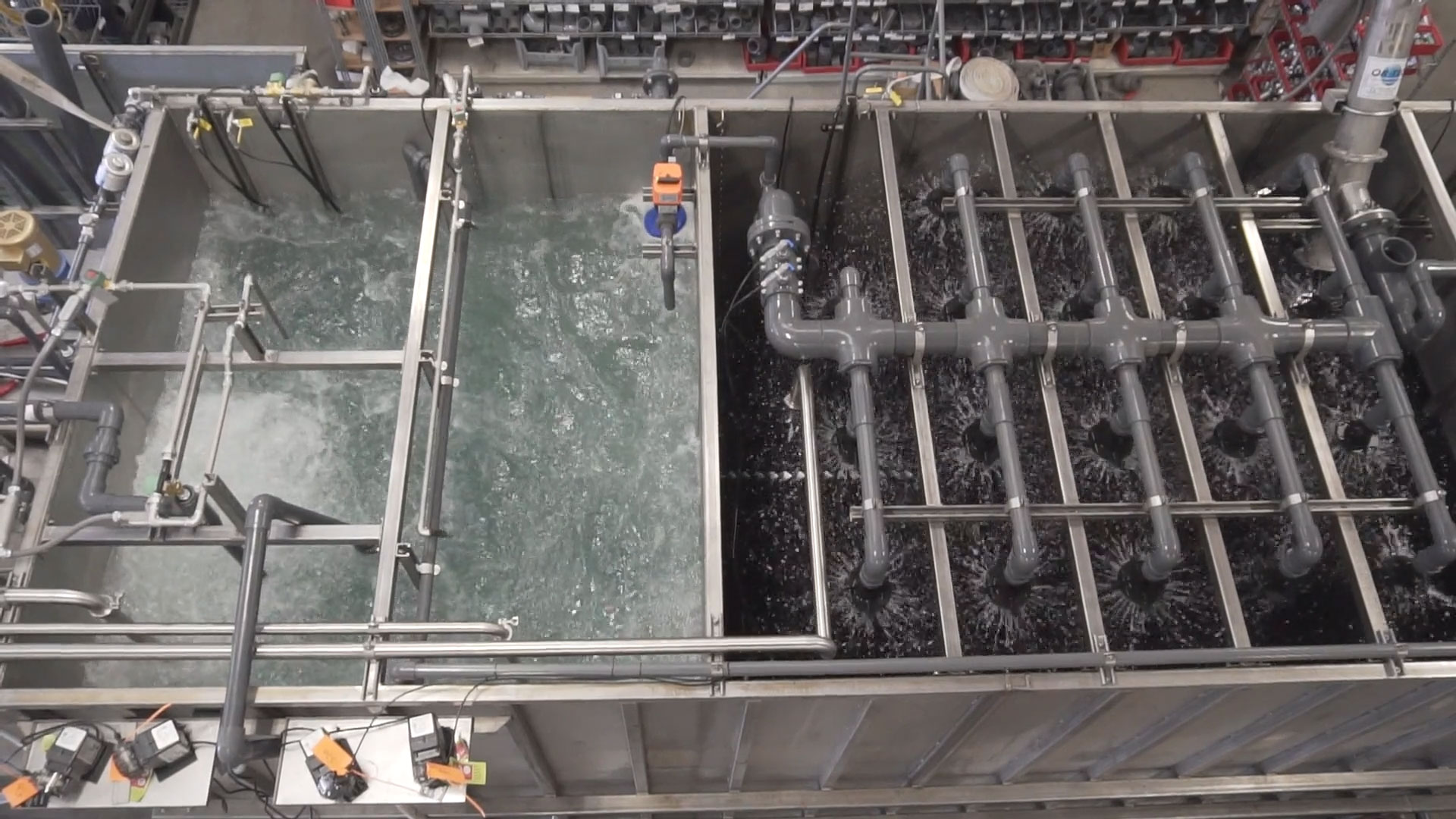 persona realizando pruebas en planta complementaria de tratamiento de aguas residuales - ver detalles de la planta