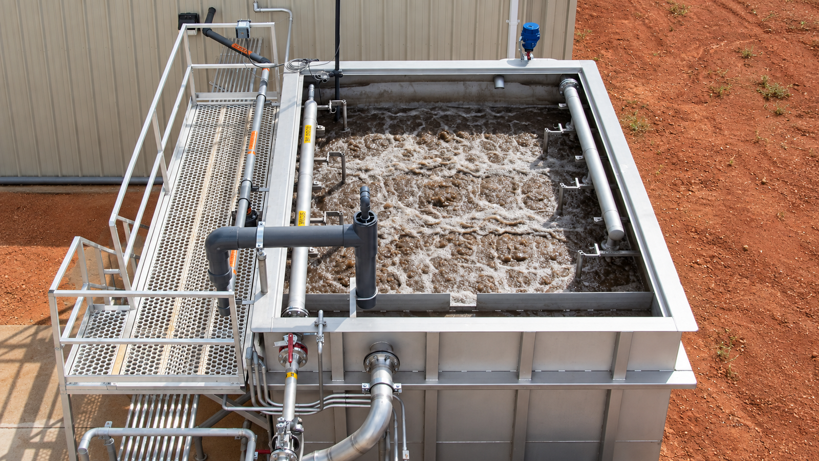 Reactor MBR para tratamiento de aguas residuales con lodos activados y membranas de ultrafiltración