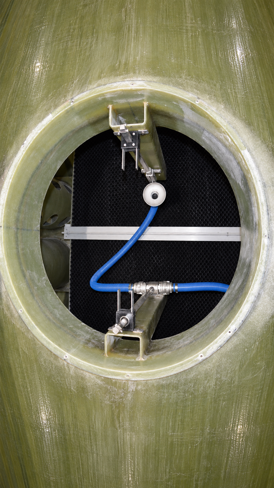Separador de hidrocarburos PRFV con sistema de coalescencia para grasas, aceites y flotantes